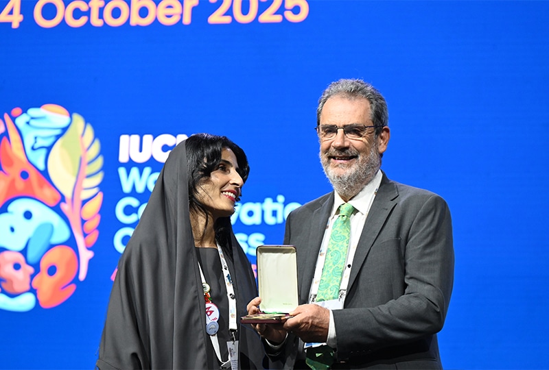 Simon receiving the award from Razan