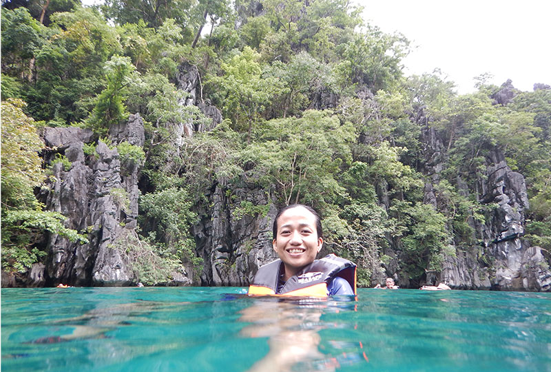 Image of Kate Galido with a life vest on swimming in Kayangan lake on Coron Island.